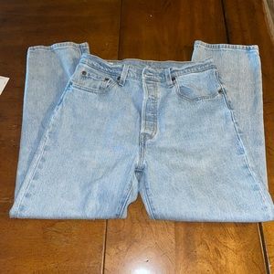 WOMEN’S LEVI 501 LIGHT WASH CROPPED JEAN SIZE 29